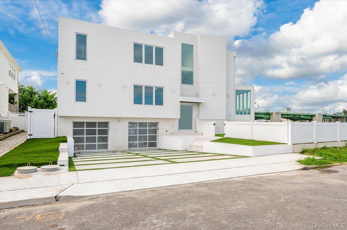 Bayfront Oasis Luxurious 7 Bedroom Contemporary Home with Dock, Pool amp ; Rooftop Deck !