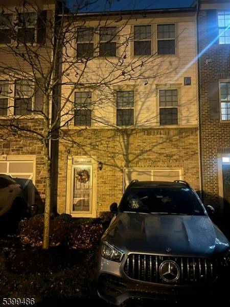 Beautiful unit in desirable location with easy access to shopping and transportation.