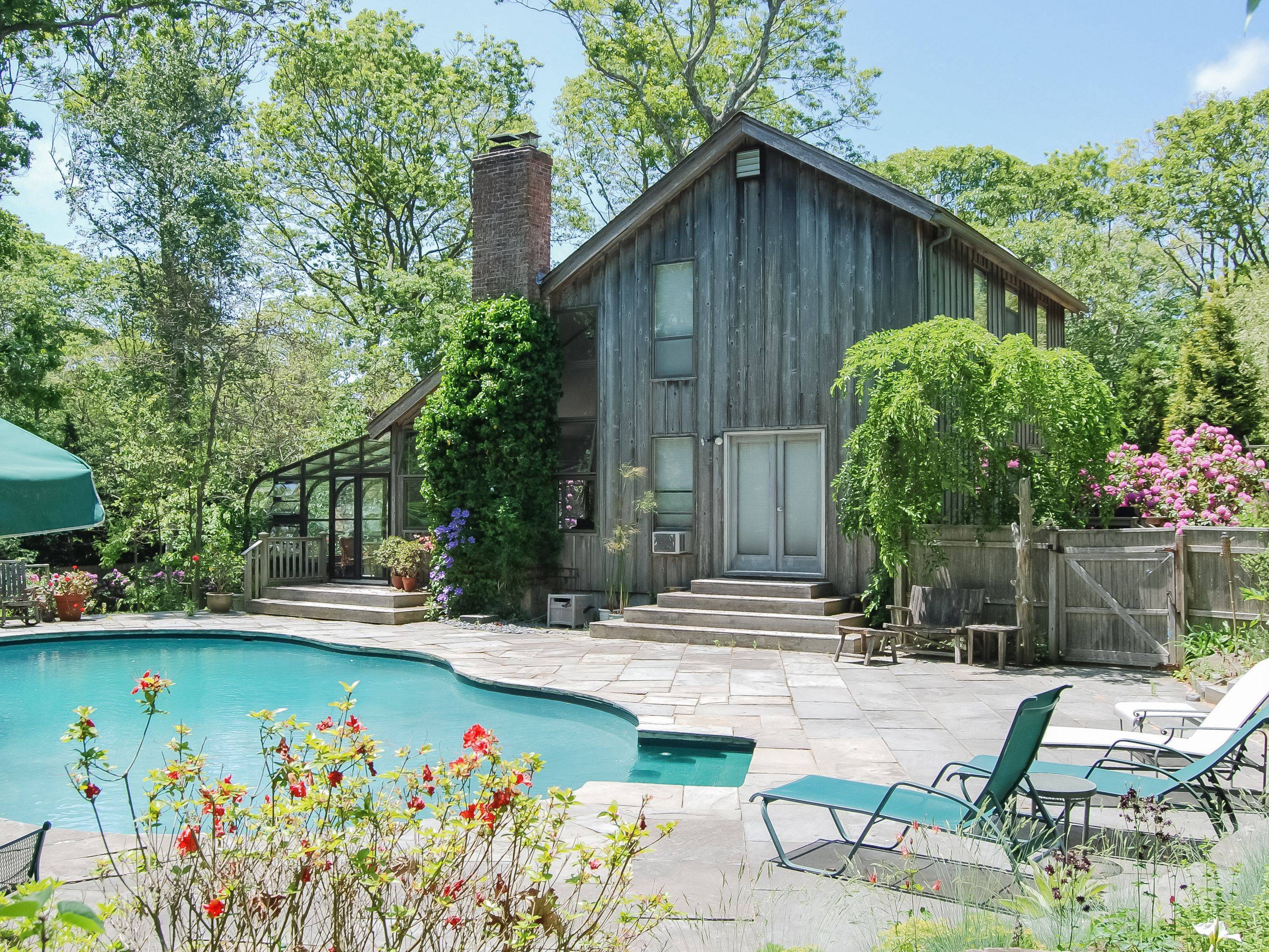 East Hampton 3 Bedroom With Pool - Mile to Ocean Beaches