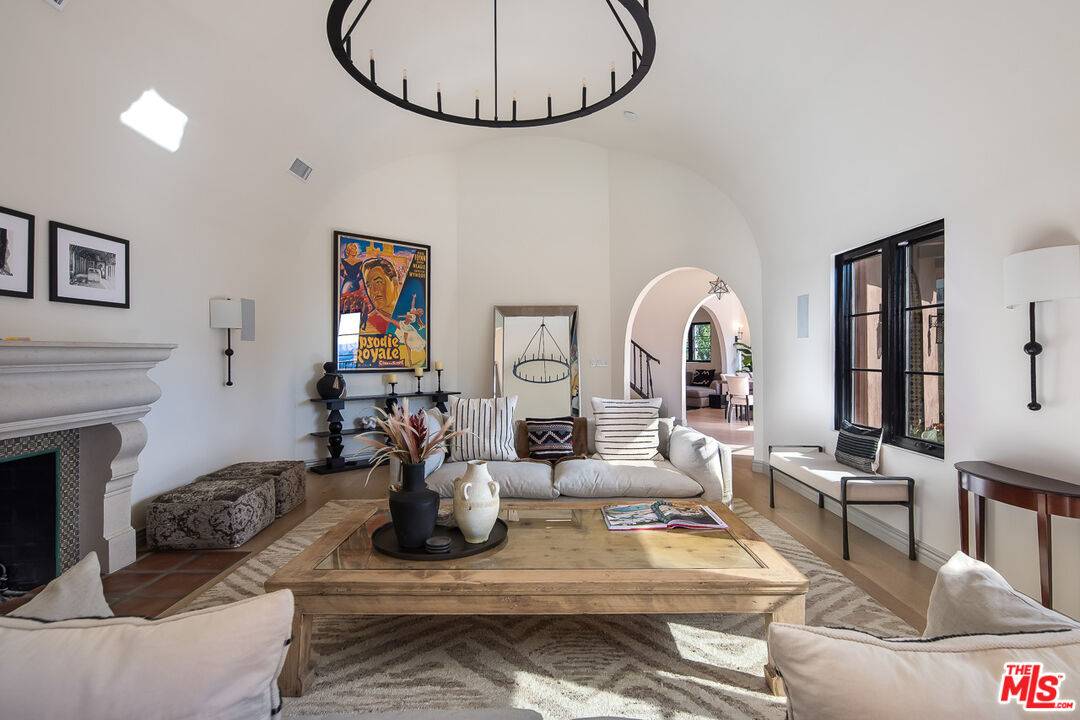8425  W Sunset Blvd 4BR Sunset Strip La