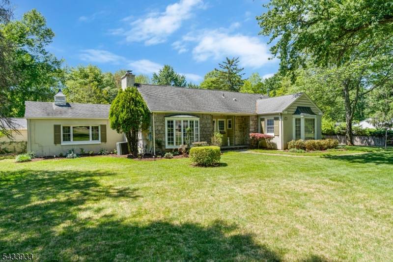 Welcome to effortless one level living on a quiet cul de sac in the desirable north side of Bridgewater.