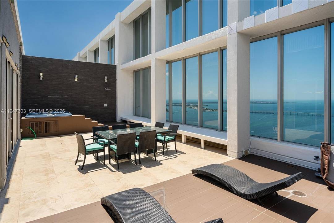 This beautiful 2 story Penthouse boasting incredible bay and city views.