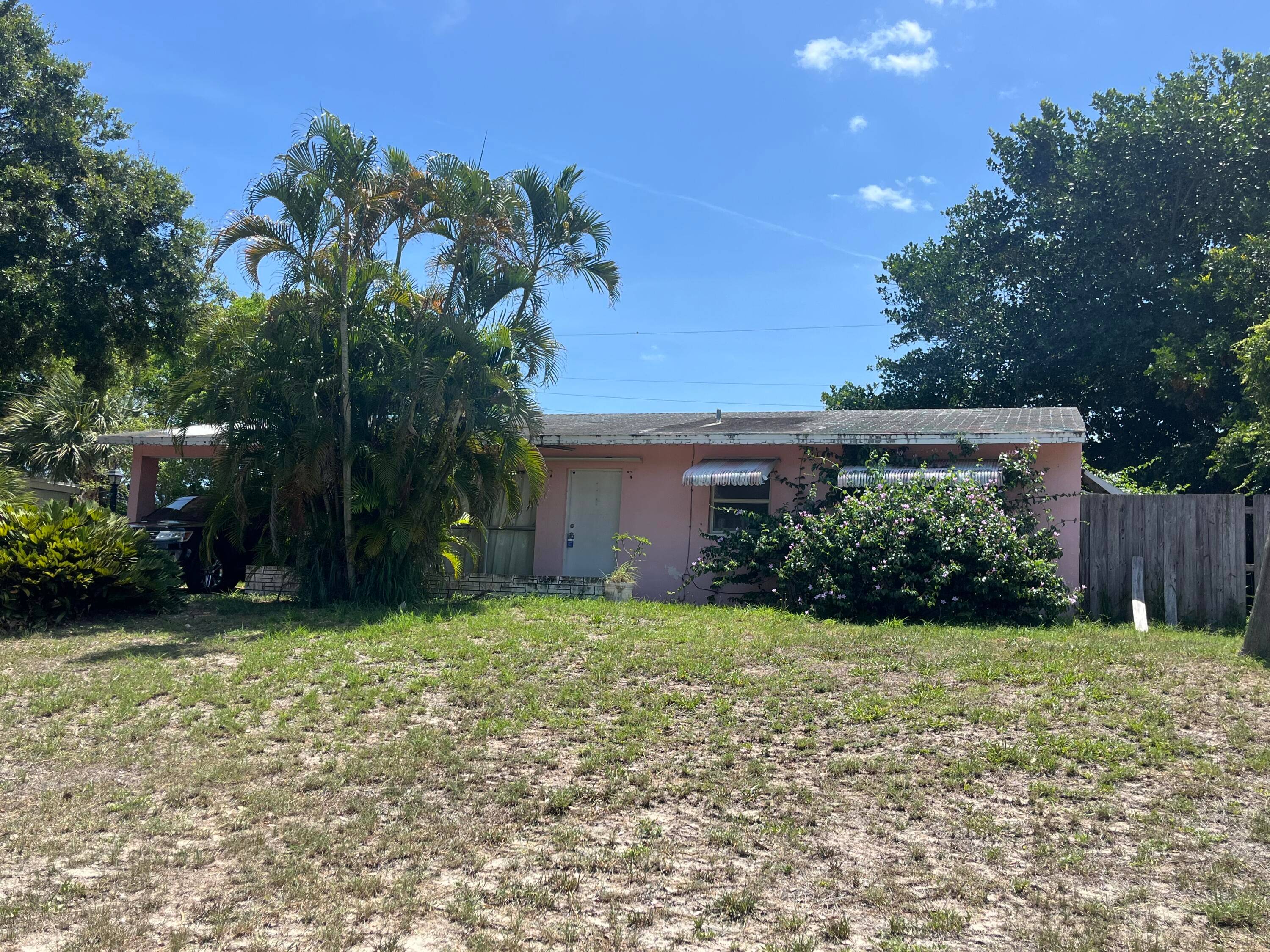 INVESTOR ALERT ! Great opportunity to buy a home in the Rio area.