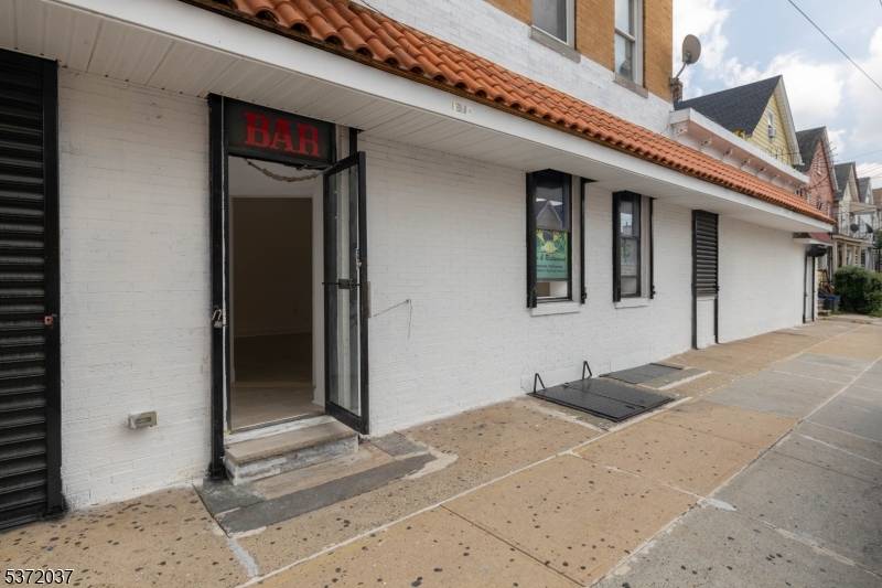 Investment opportunity in one of Elizabeth's fastest growing neighborhoods.