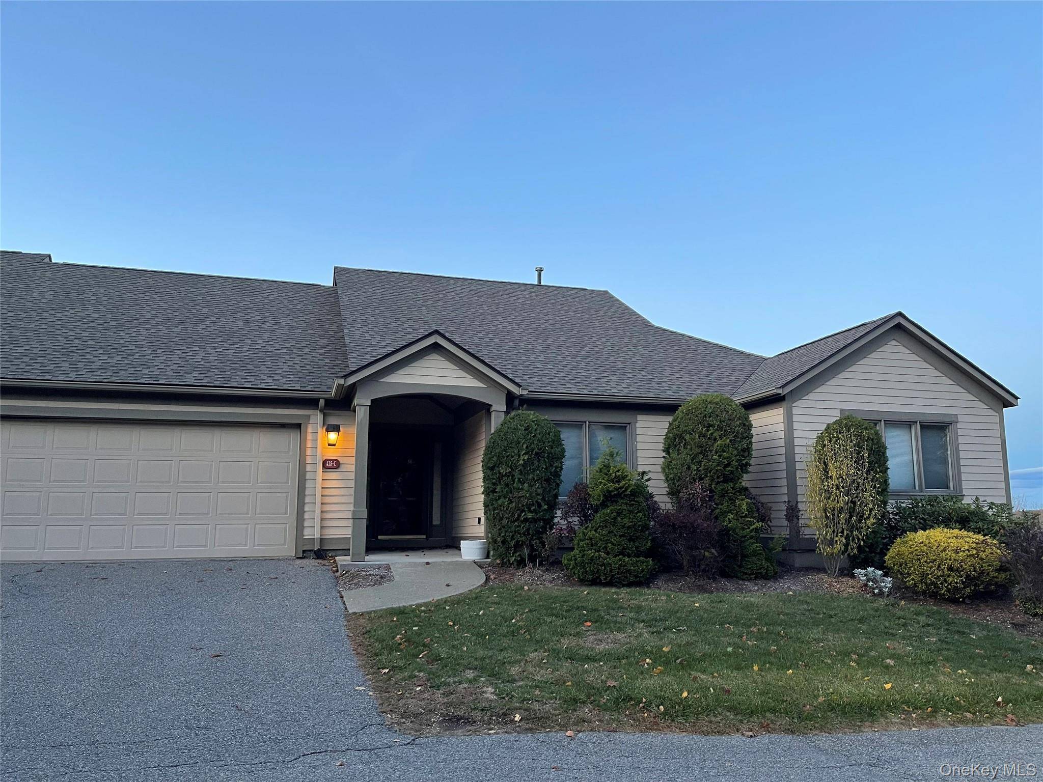 One step Stanford model condo with the most desired features and beautiful views all year long !