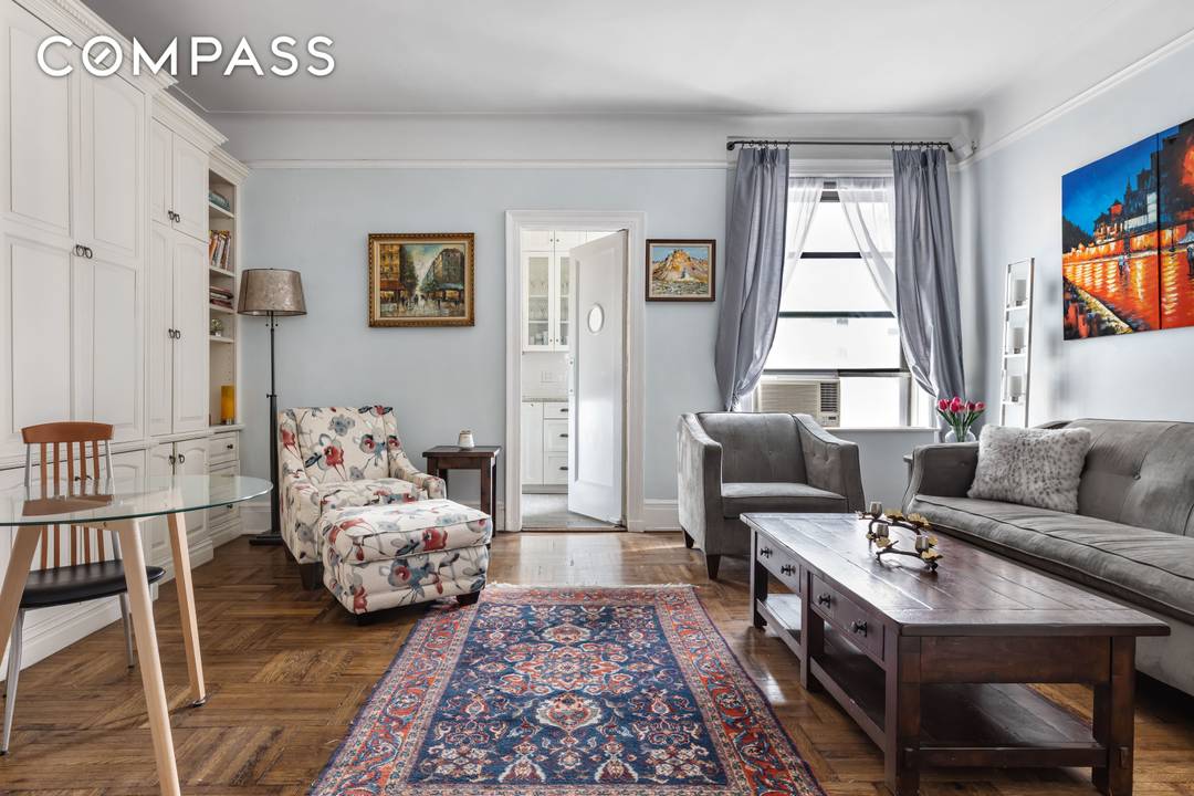 LARGE AND LIVELY PRE WAR CLASSIC FANTASTICALLY FLEXIBLE HEART WARMER BELOVED PRE WAR BUILDING w GORGEOUS CITY VIEW ROOF GARDEN, NEW GYM, PLAYROOM, amp ; STORAGE There is a timeless ...