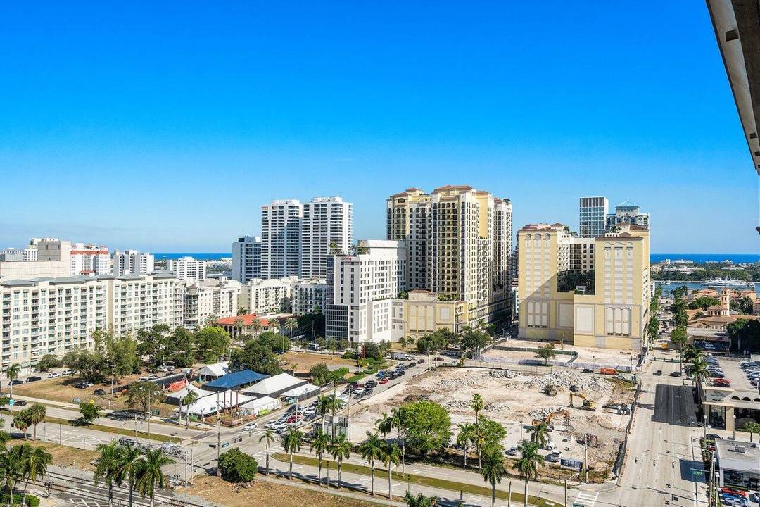 Spectacular views to the ocean from this 17th floor 2 bedroom, 2 bathroom condo in the heart of downtown !