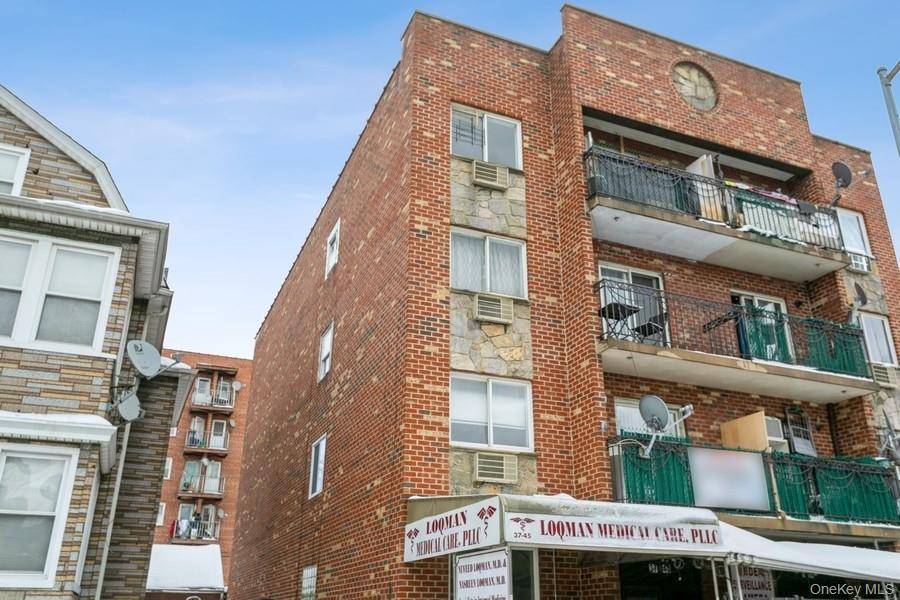 Legal 4 family plus legal doctors office in the basement.