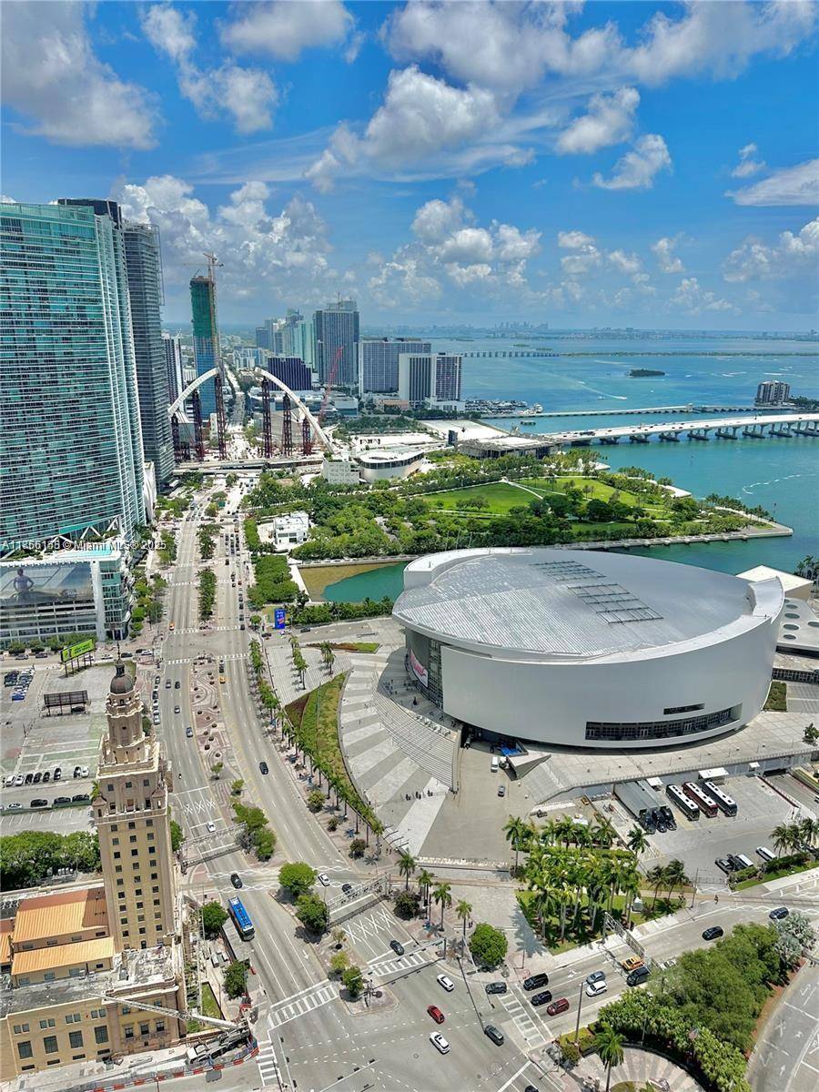 Experience the vibrant energy of Downtown Miami from this beautifully appointed, fully furnished studio hotel condo.