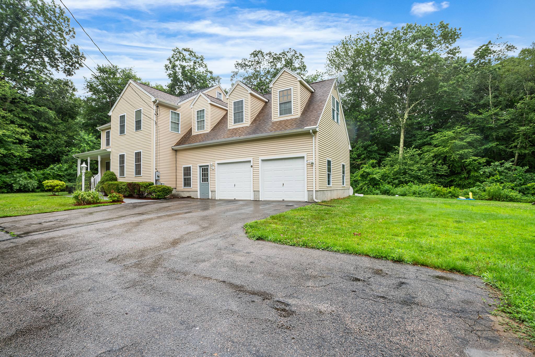 You CAN have it all ! The ideal combination of space, versatility, and value all blend seamlessly in this massive, move in ready home.