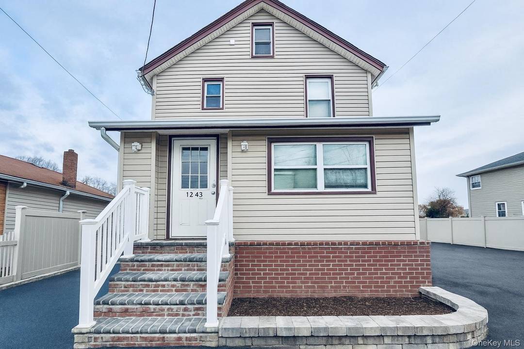 Whole house rental in North Bellmore featuring 3 bedrooms and 2 full bathrooms.
