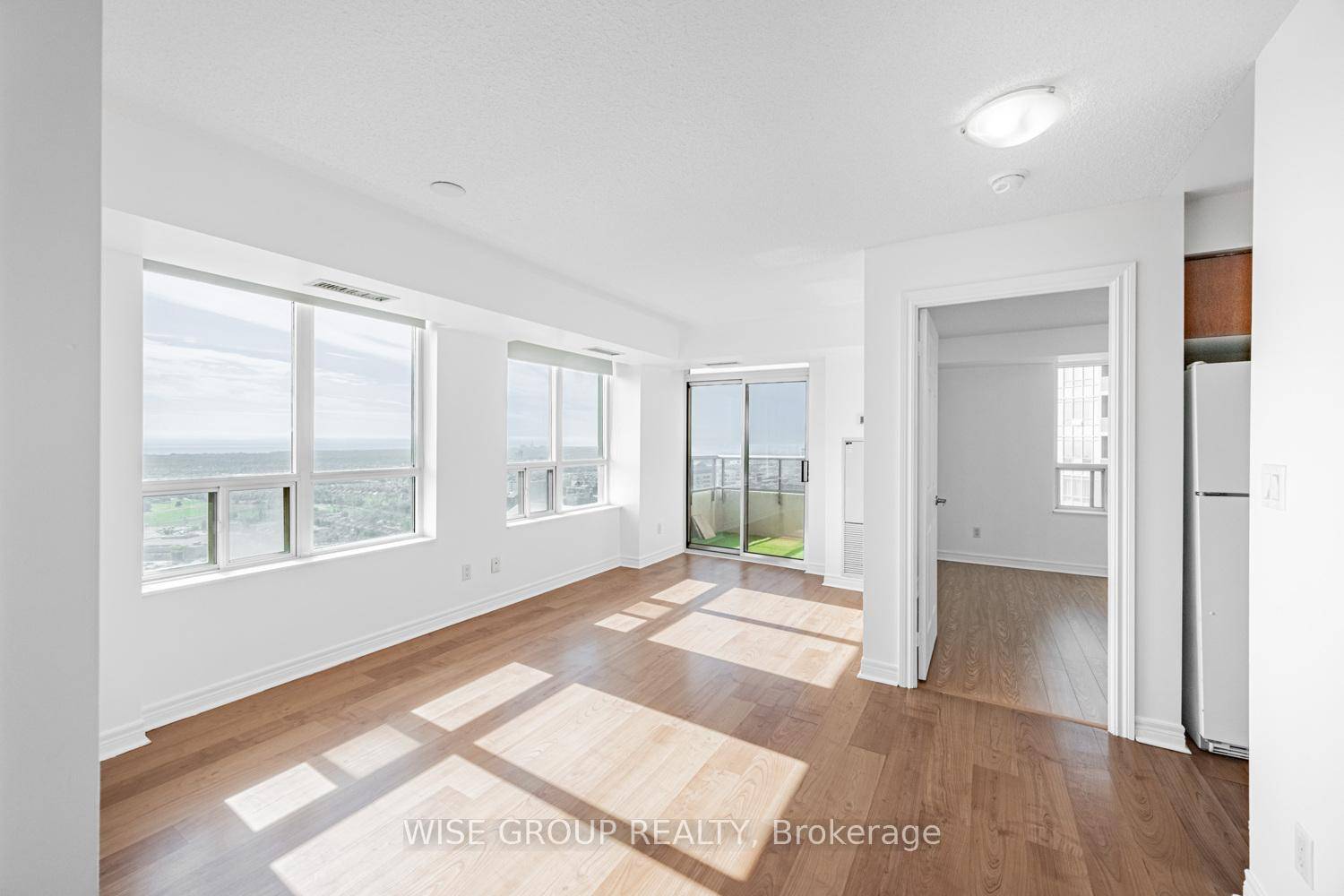 Welcome to Suite 3012 at 310 Burnhamthorpe Rd W in the award winning Grand Ovation by Tridel !