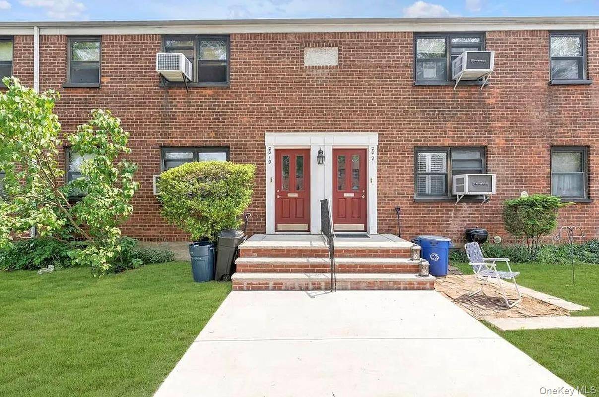 Completely renovated 2 bedrooms unit in the centrally located Clearview Complex.