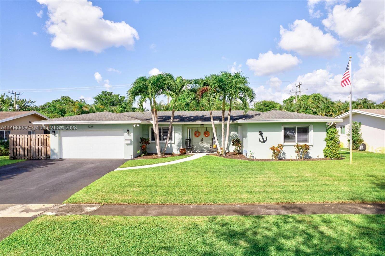 Impeccably maintained home in the heart of Plantation !