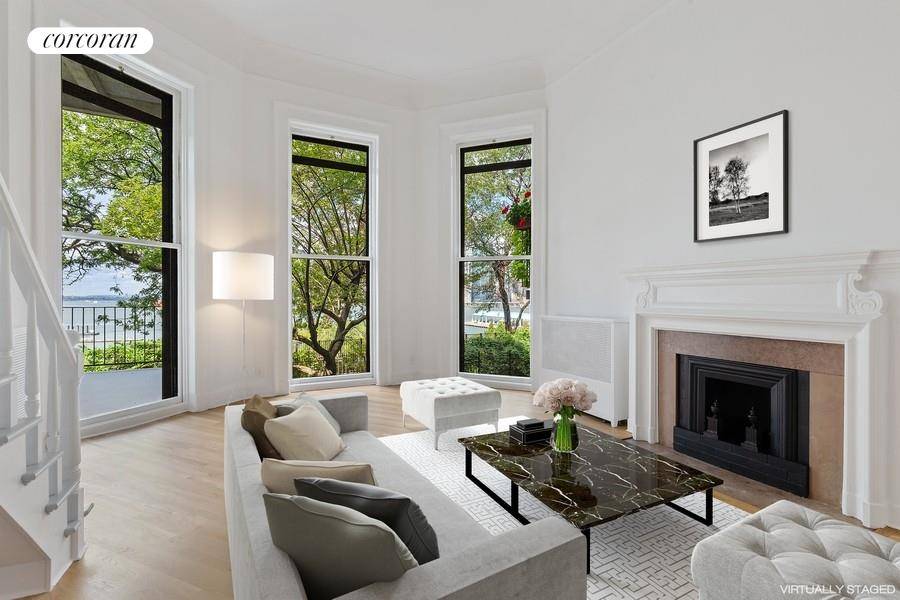 Extraordinary 2 bedrooms augmented by a den, 2 luxurious full baths and a massive private terrace !