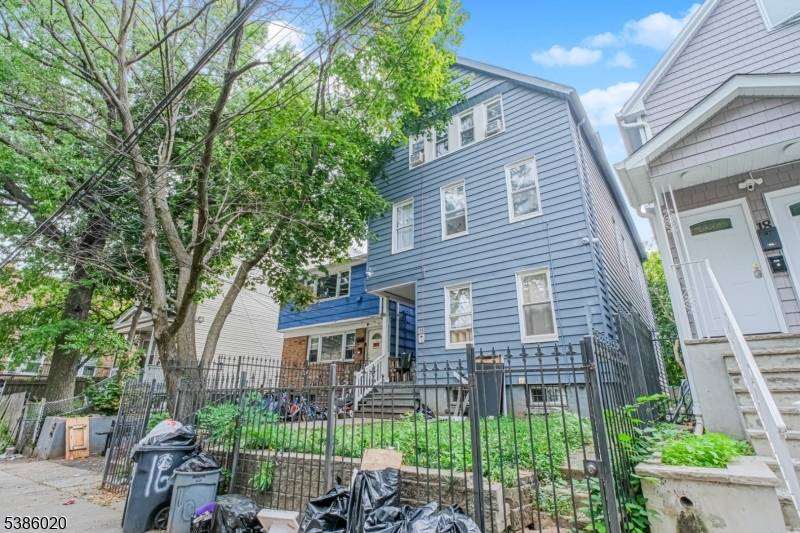 Welcome to this spacious 3 unit property, perfect for investors or owner occupants seeking strong rental income potential.