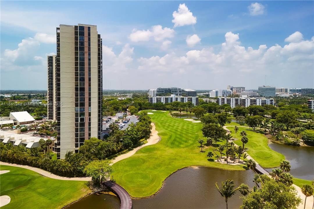 Gorgeous apartment 2 2, on the Aventura Golf Course, total remodeled, ceramic floors.