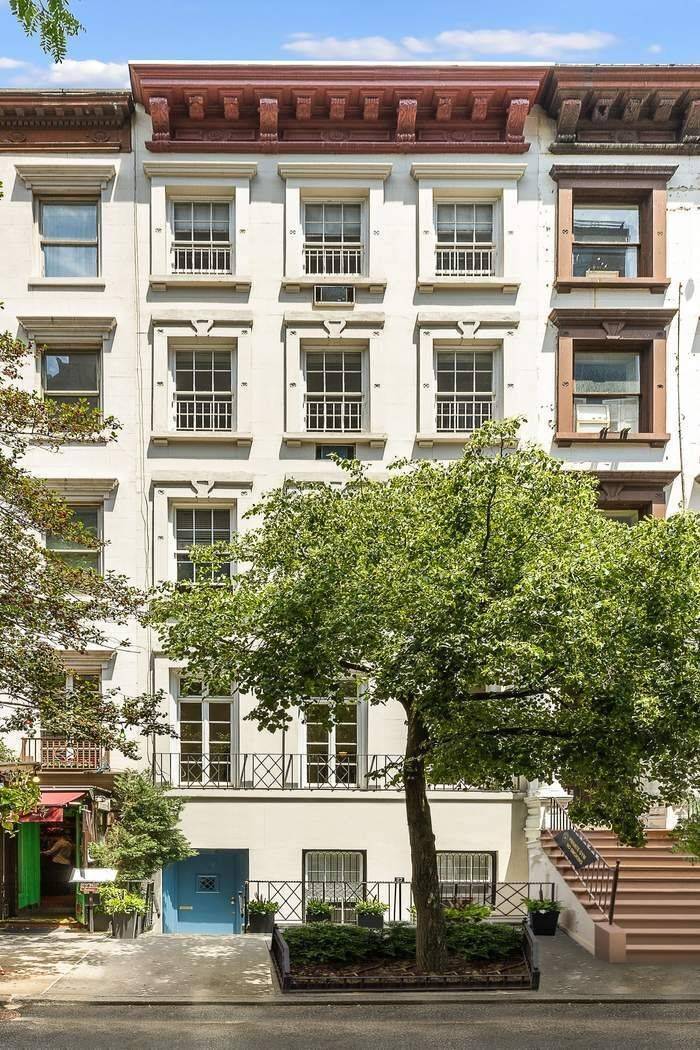 Ideally located on a picturesque and tree lined street, moments from Central Park and in one of the most desirable neighborhoods of New York City, this splendid 1901 townhouse features ...