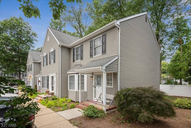 Very Attractive Desirable 2BR End Unit Townhouse w Many Updates, 3 Levels Full Spacious Basement Offering Great Space Easy to Finish, Tons of Living Space Thru Out, Large Rooms Lots ...