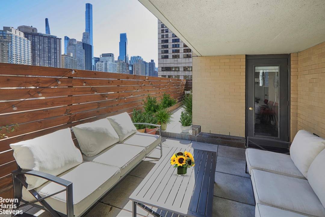 Large private terrace in Lincoln square Perched on a prime corner in the heart of Lincoln square, this beautifully renovated residence offers an exceptional combination of space, light and outdoor ...