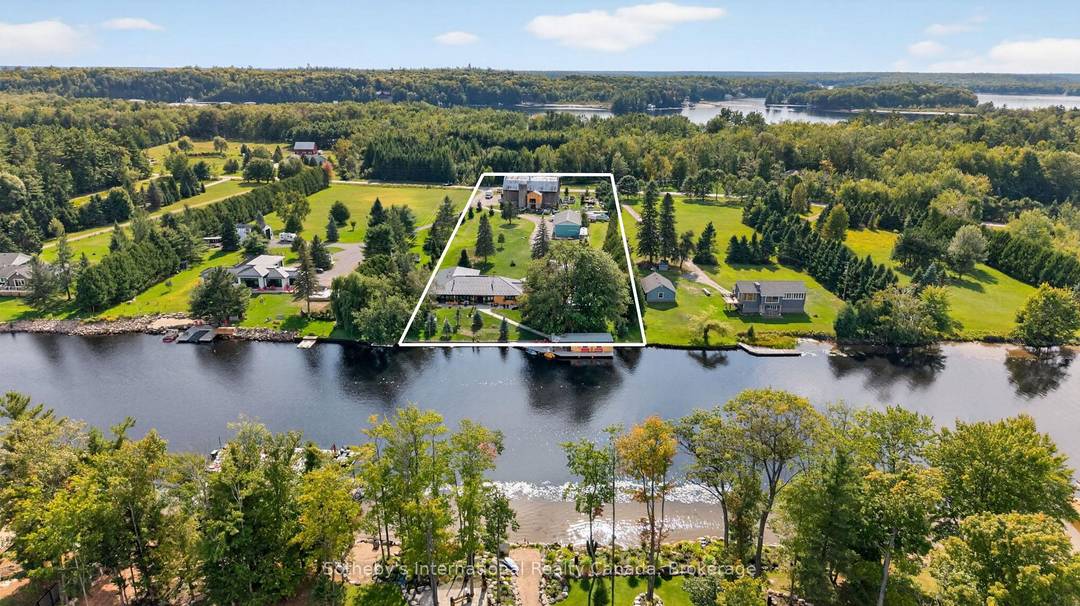 Direct access to Lake Muskoka.