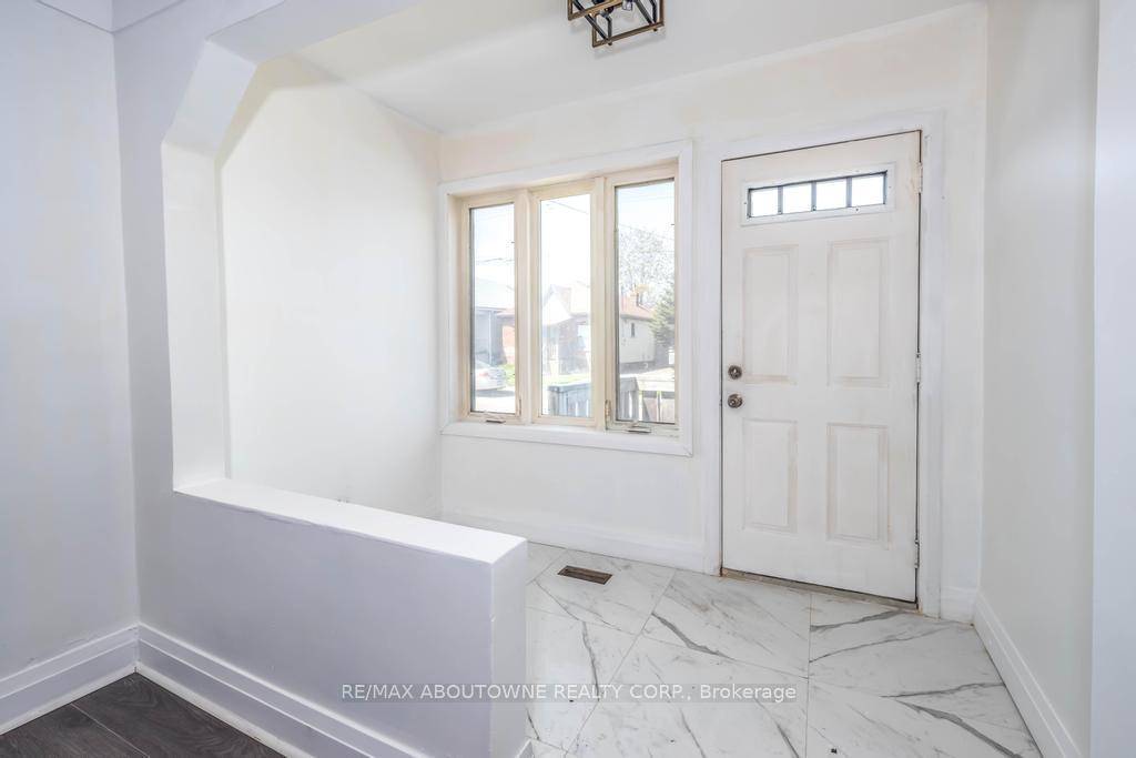 AMAZING HOME IN EXCELLENT LOCATON.