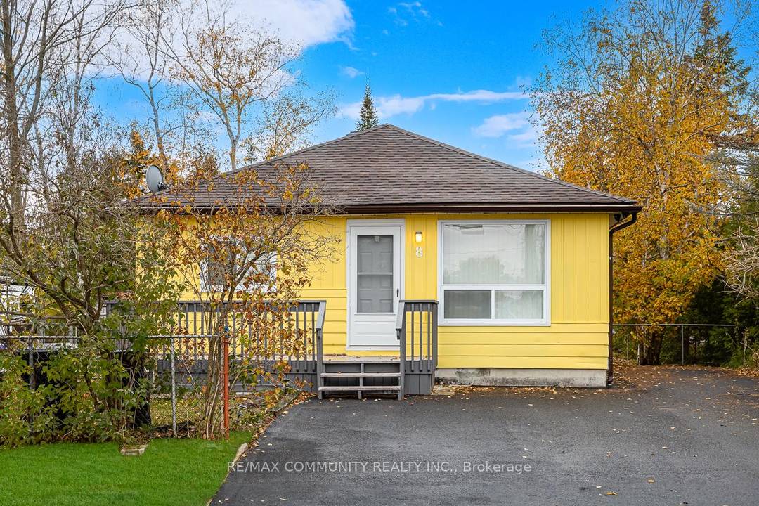 Welcome to 8 58th Street South a Furnished, Year Round Bungalow just a 3 minute Walk to the World's Longest Freshwater Beach on Georgian Bay !