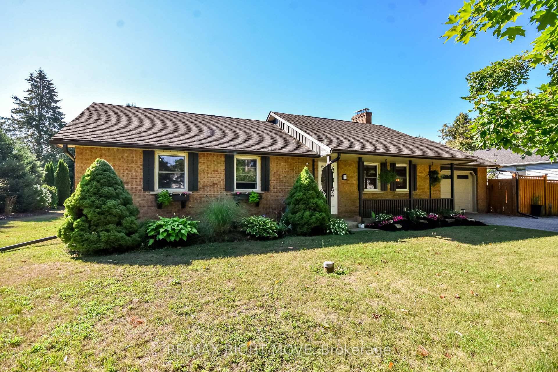 Welcome to this well maintained level entry bungalow in the highly desirable community of Marchmont.