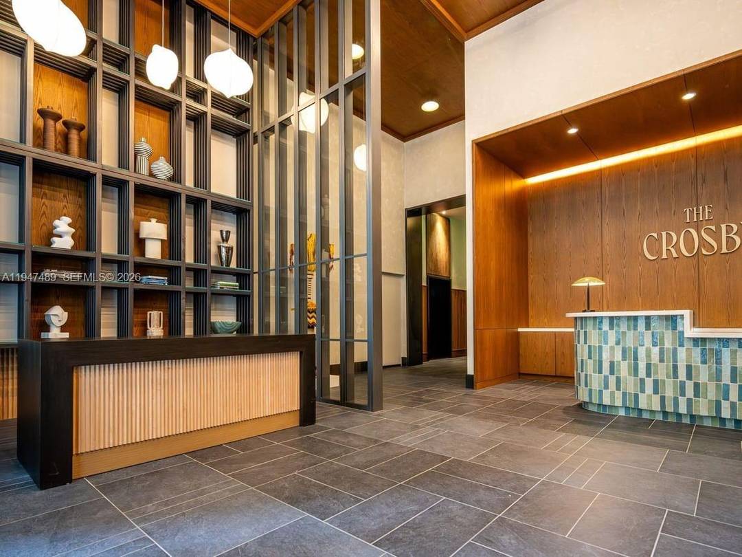 Experience sophisticated urban living in this modern 2 bedroom, 2 bathroom residence, featuring 9 foot ceilings, floor to ceiling glass, and a private balcony.