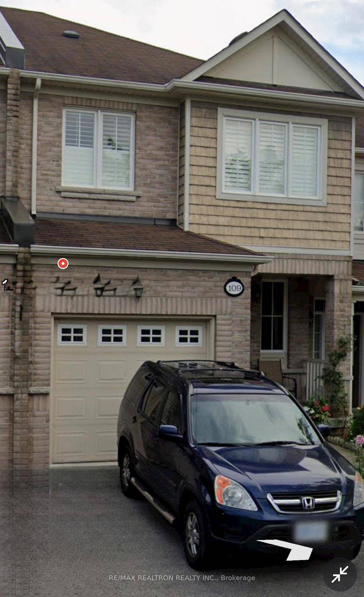 Conveniently located townhouse in heart of Ajax near all shopping ; Costco, Canadain Tire.