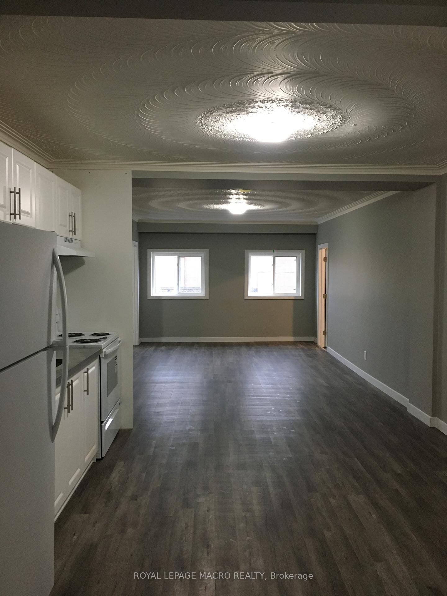Spacious 2 bedroom, 1 bathroom unit with lots of natural light and 840sqft of living space.