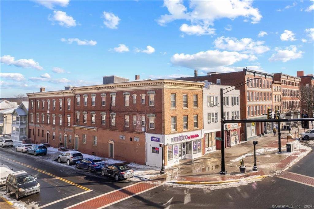 Investors dream fully leased with value add potential !