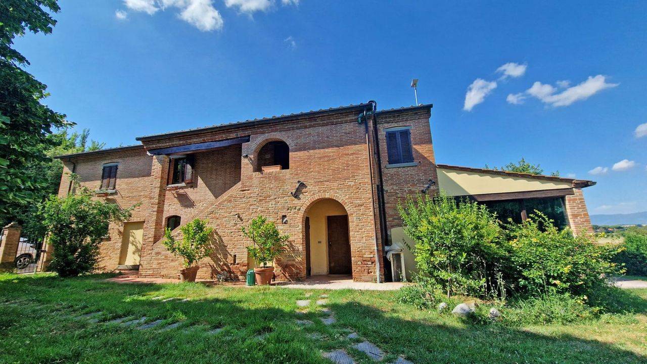 Restored Tuscan farmhouse with 4000 sqm park and outbuilding for sale in Foiano della Chiana, Valdichiana.