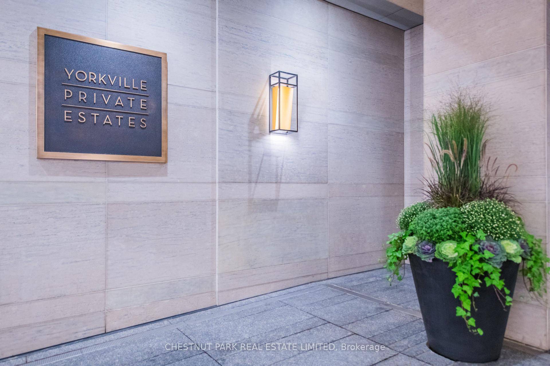Prime Yorkville pied a terre in luxury boutique building of only 48 suites.