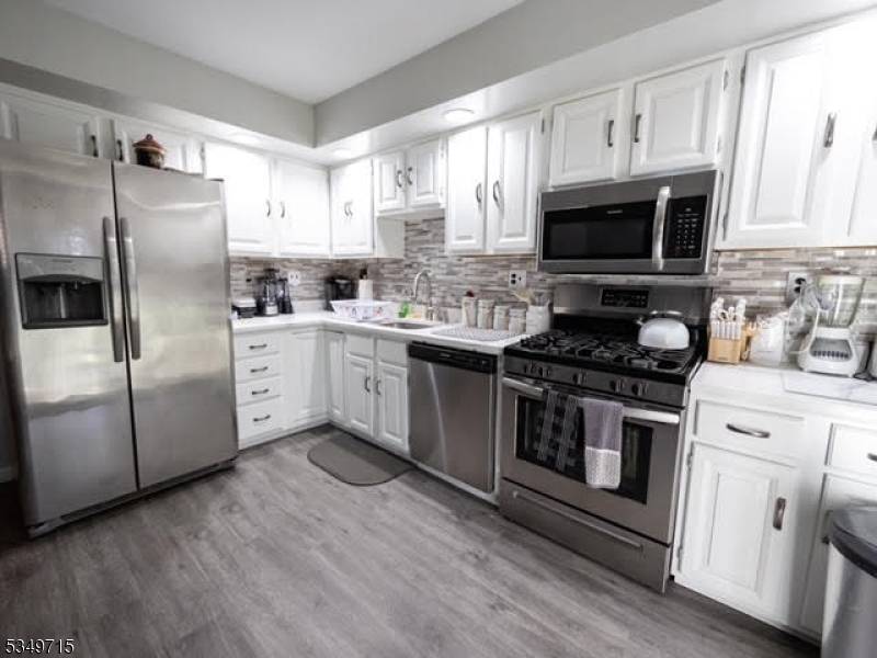 Beautiful, well maintained townhouse nested in the desirable Brookside Heights community, this 2 bedroom, 2.