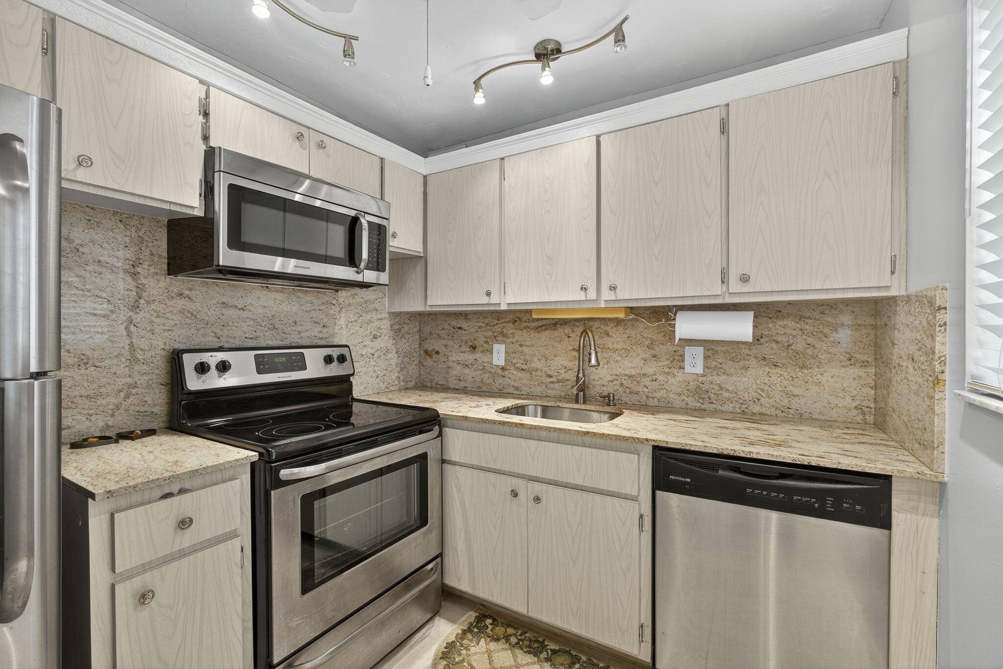 SAY HELLO TO YOUR DREAM RETREAT 2 BED, 1 1 2 BATH GROUND FLOOR UPDATED CORNER CONDO.