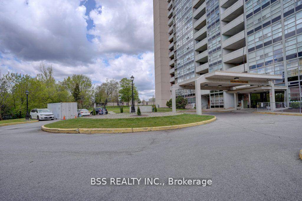 Your search End here ! Welcome to this stunning 2 Bedroom and 2 Bathroom condo in the Heart of the Scarborough South east side of the City.