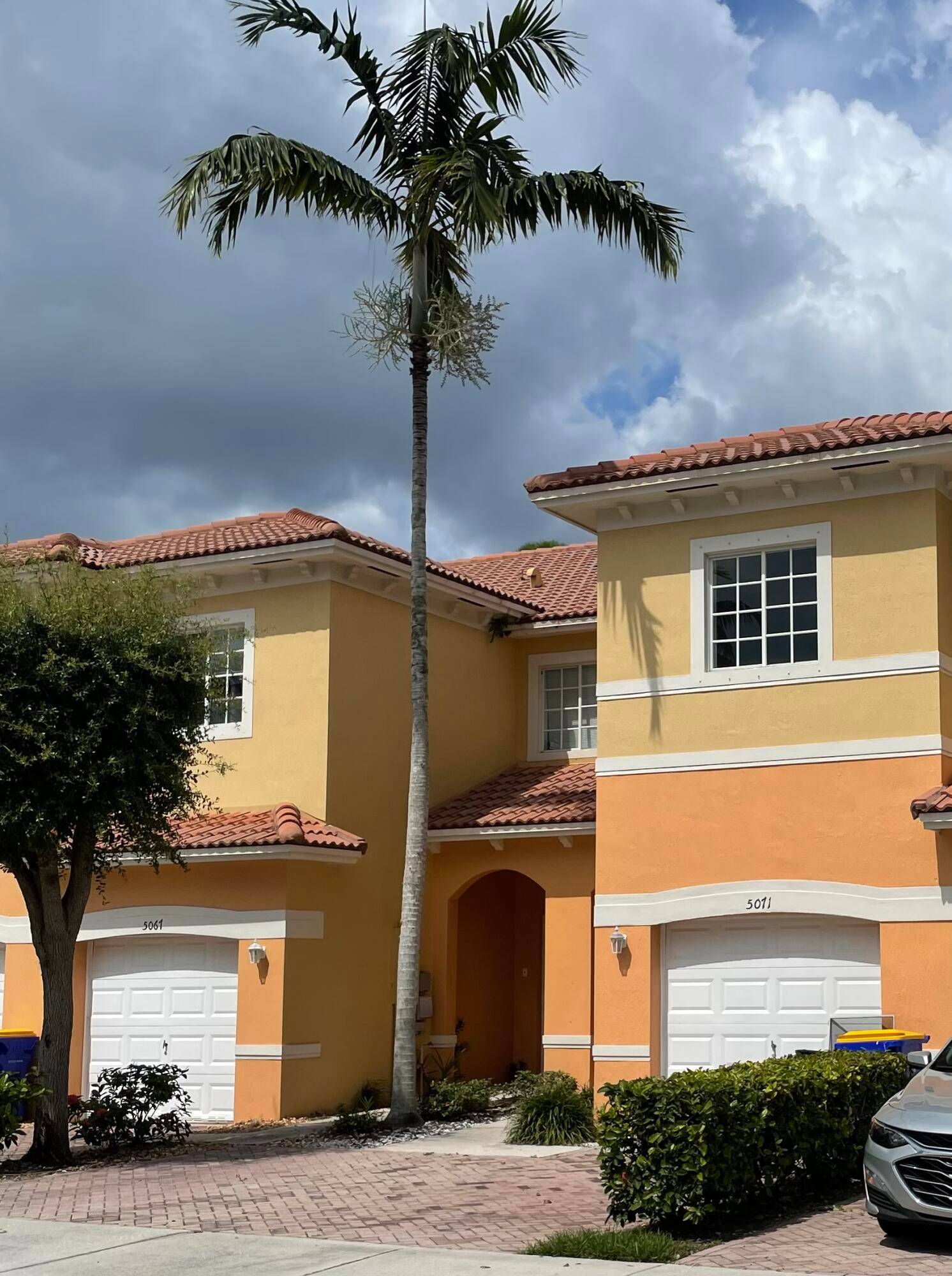 Great 3 2. 5 1 home with double drive in central location near beaches, parks, I95, shopping, etc.