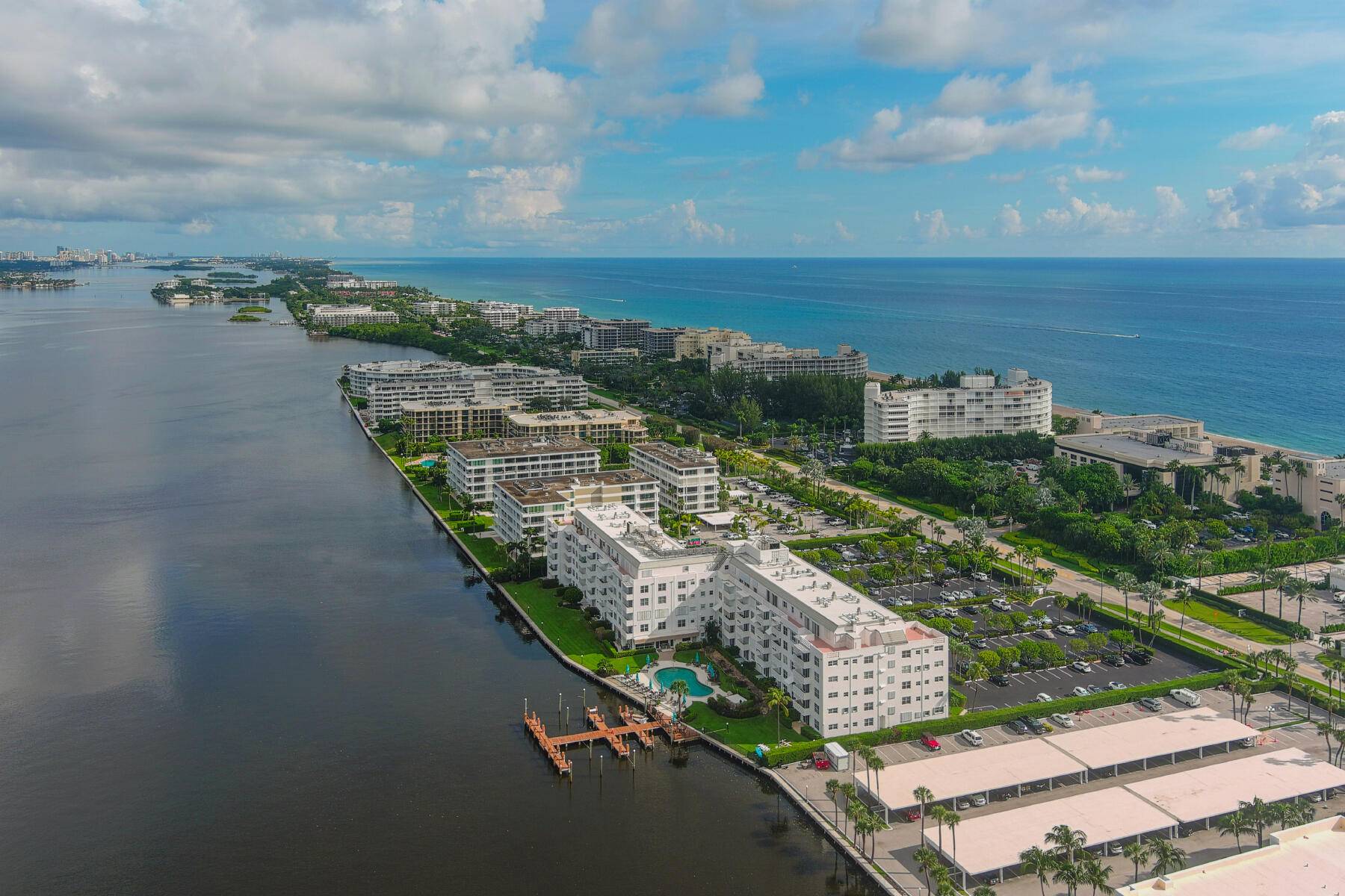 The Royal Saxon in Palm Beach offers a prime location between the Intracoastal Waterway and the Atlantic Ocean, just a short walk to the beach.