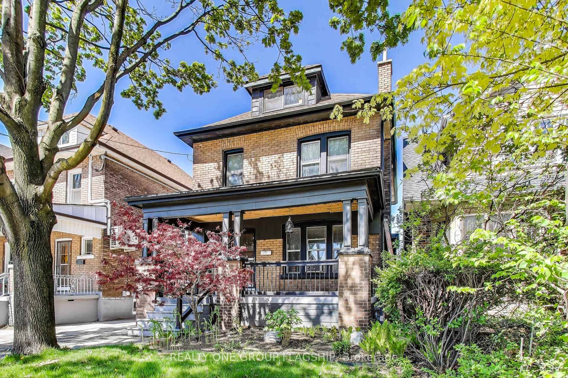 Welcome to 23 Rosslyn ! The perfect opportunity for a fully turn key family home.