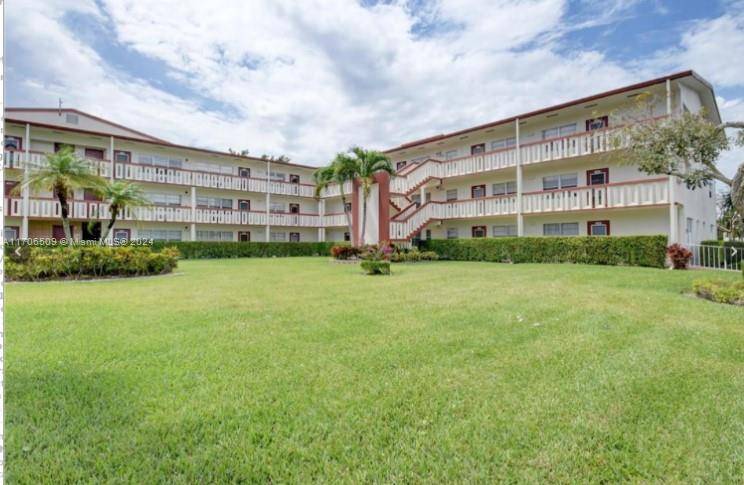 2 1. 5 3rd floor CORNER, Light and bright, no one is above you, nicely furnished, wood look floor in living room, tile in kitchen and dining area, screened patio ...
