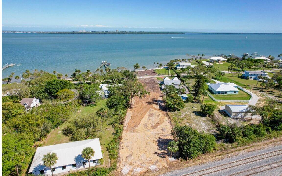 This is basically the ONLY lot on Indian River Drive near downtown Ft Pierce that you can ACTUALLY build on.