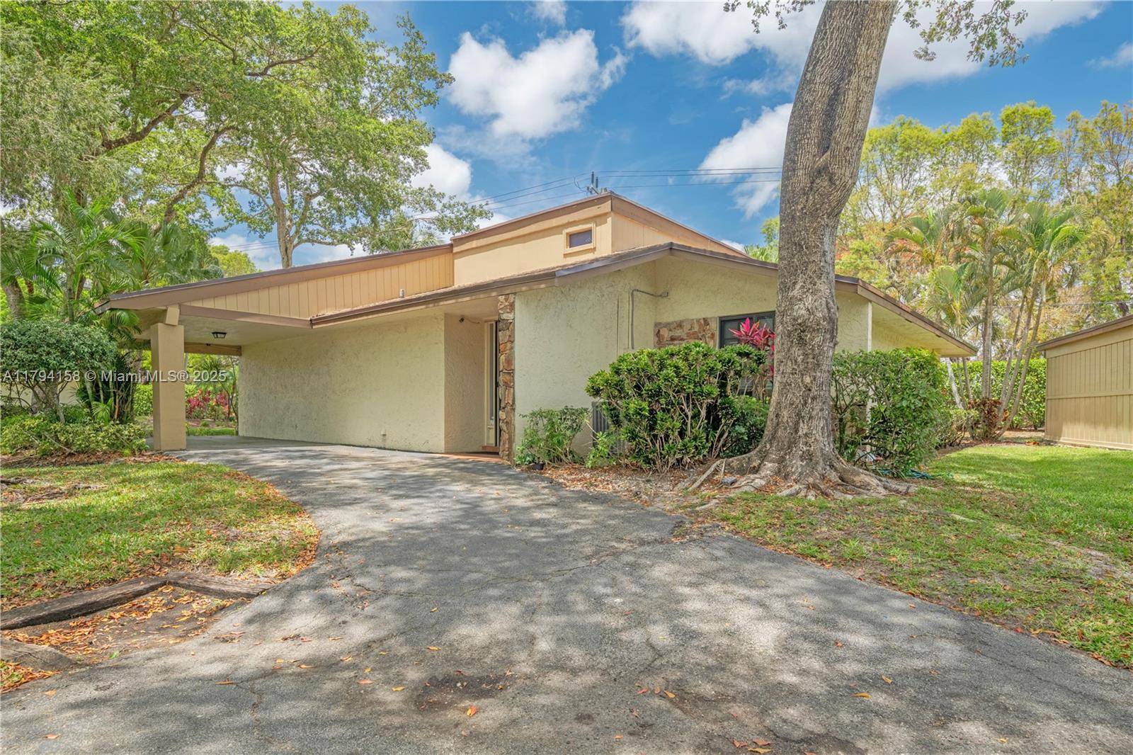 See virtual tour ! Welcome to this hidden gem at Villas at Woodmont.
