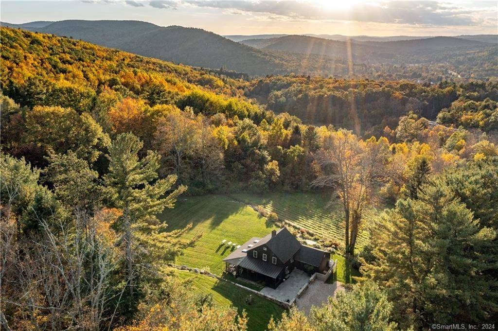 Olive Farm is a recently renovated farmhouse style cottage with long range Western sunset views of the Housatonic River Valley.