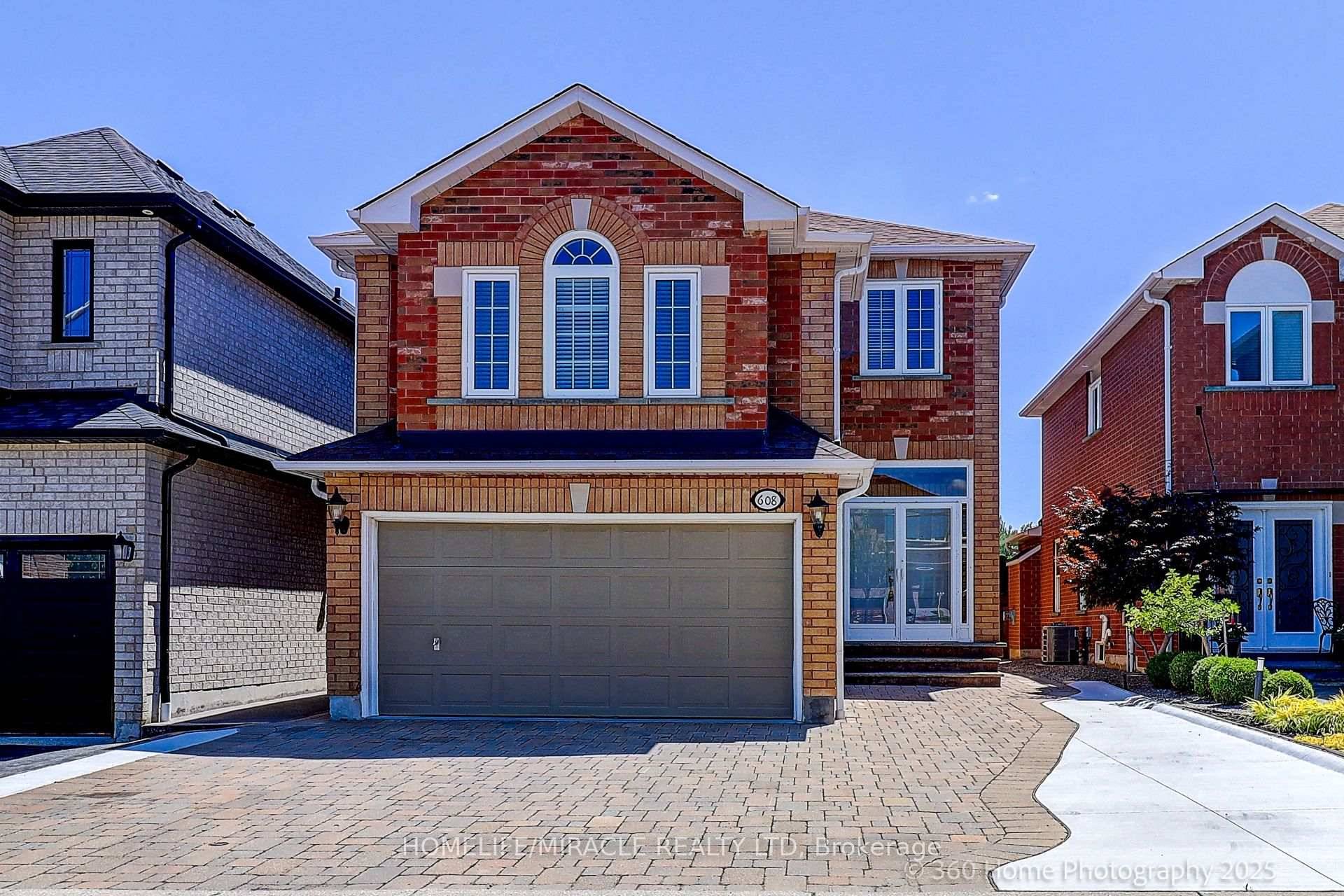 Welcome home ! Live in one of the best family friendly neighborhoods of Mississauga.
