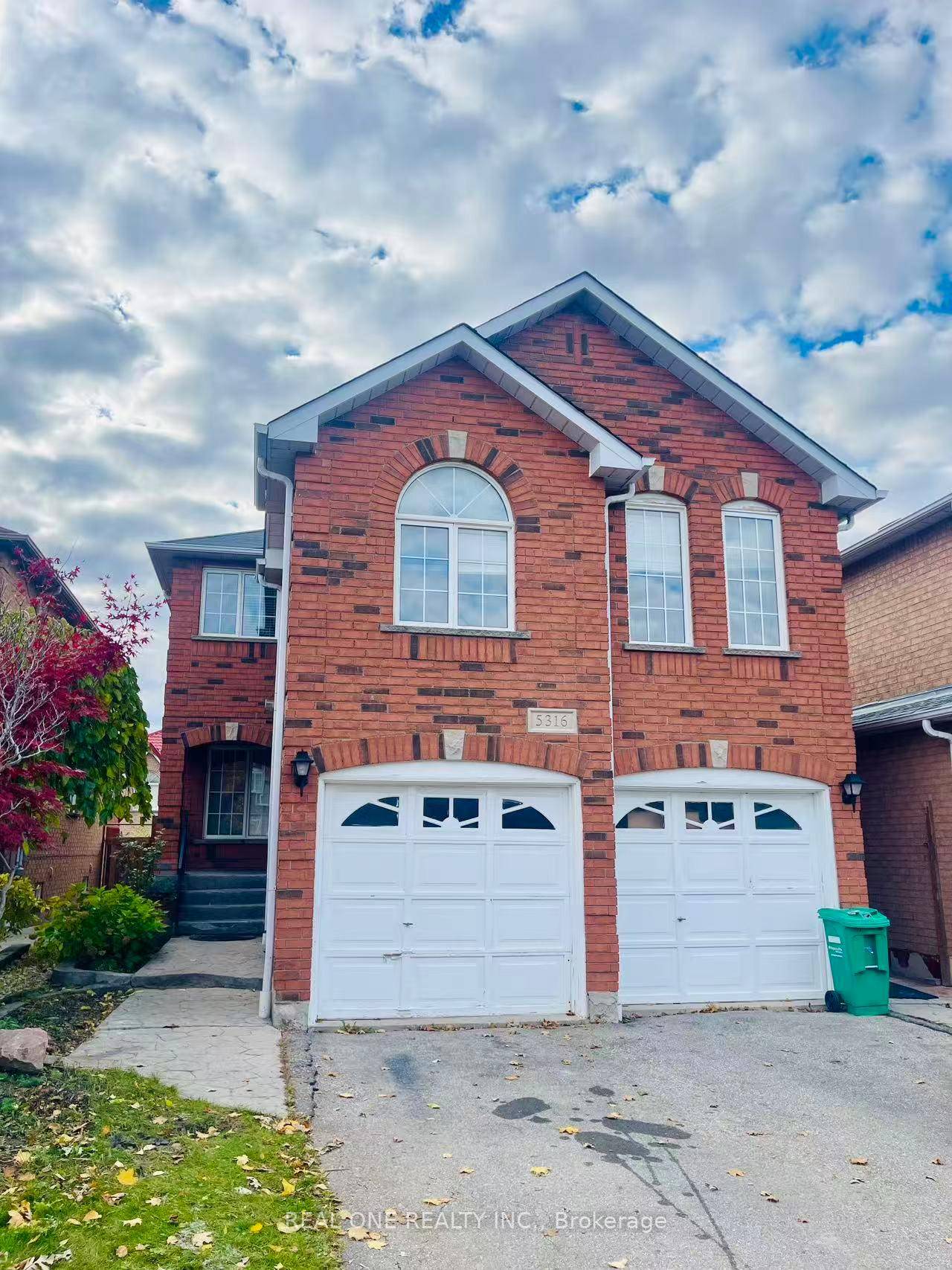 Beautiful 4 bedroom detached home located in Mississauga's desirable neighbourhood.