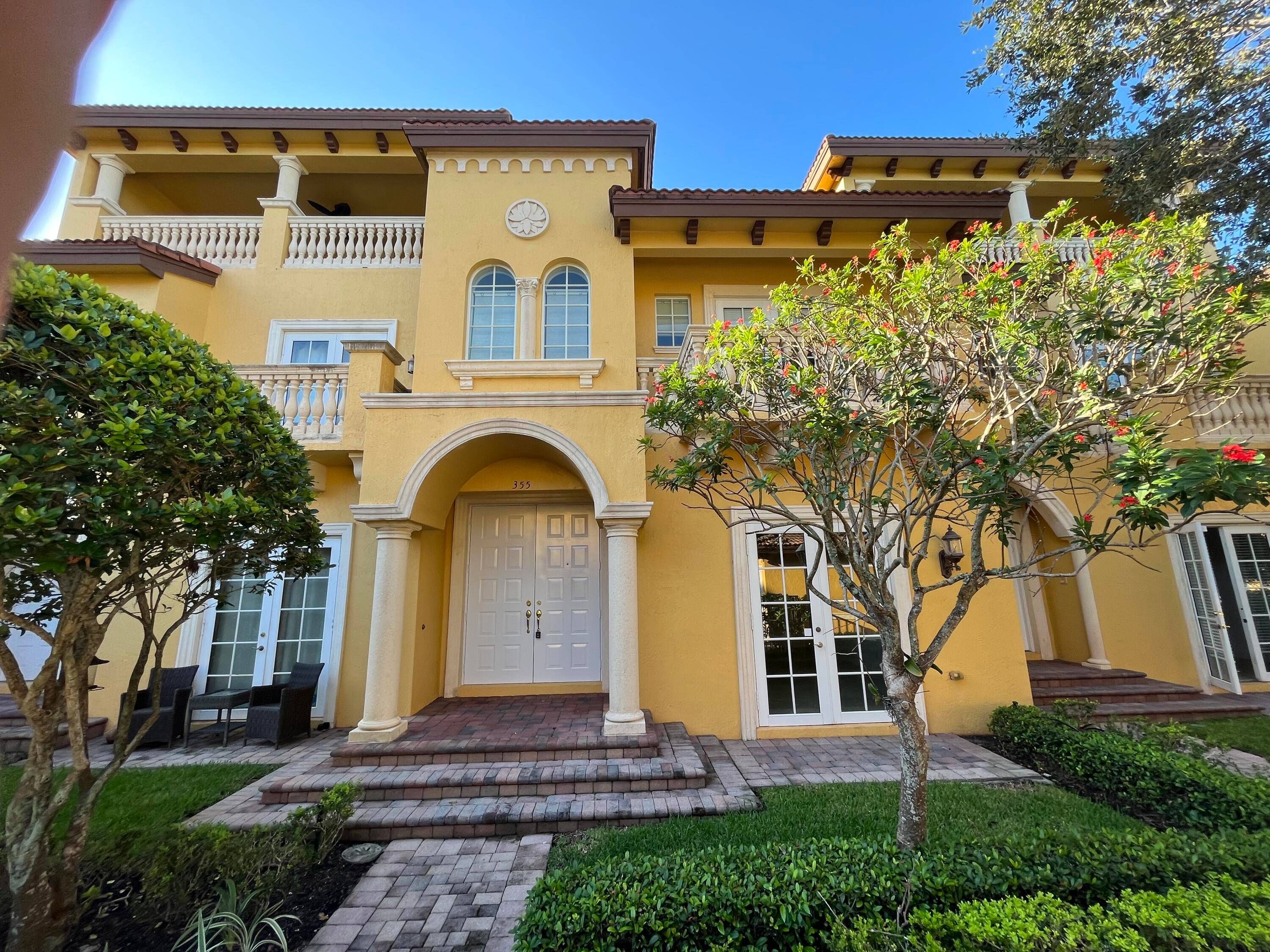 Tuscany Village townhouse in excellent East Boca Raton location off US1 near the best beaches and downtown Delray Beach, also close to downtown Boca Raton.