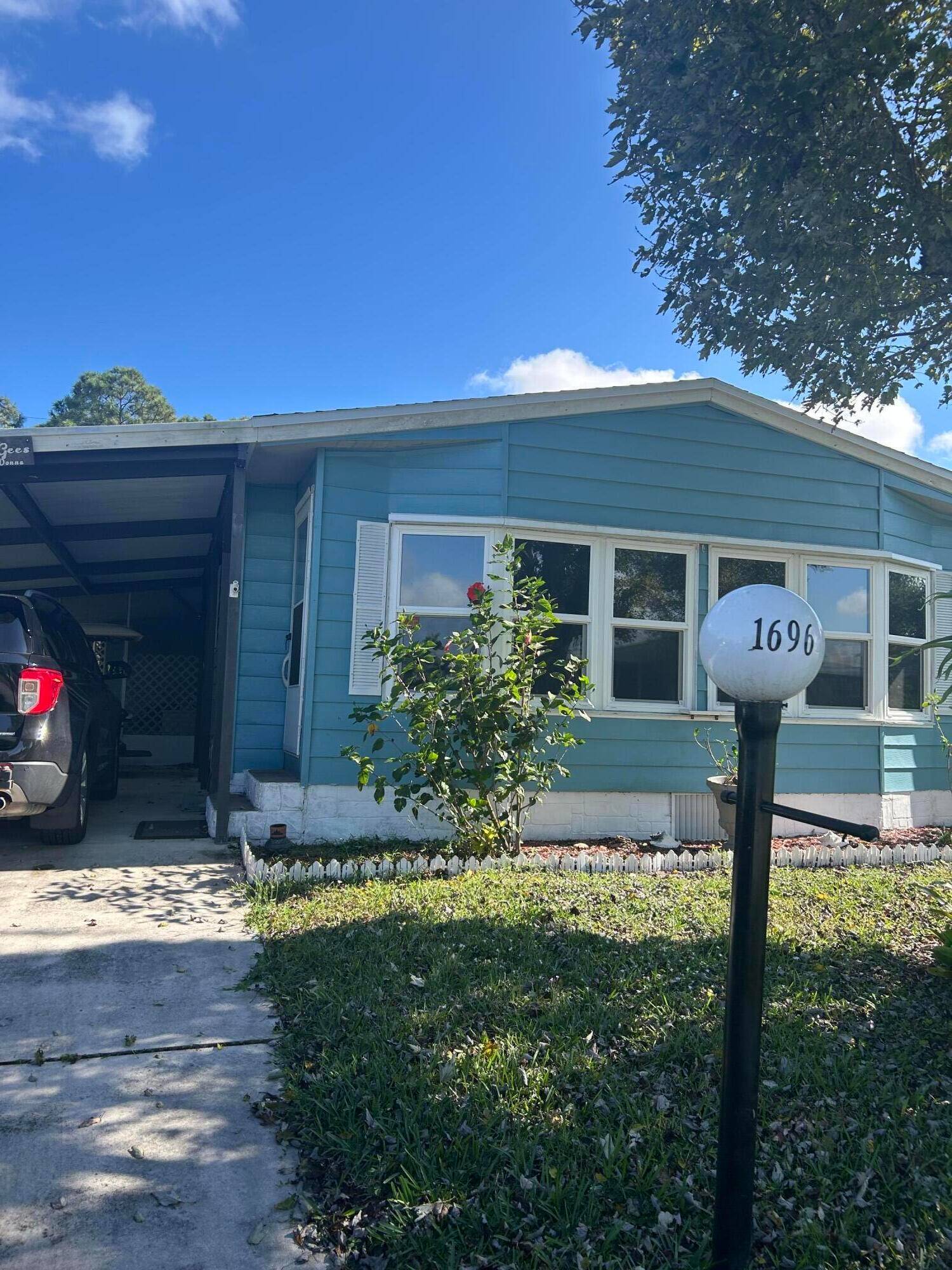 Beautiful 2 bedroom, 2 bathroom light and bright, manufactured home in the beautiful Golden Ponds community.