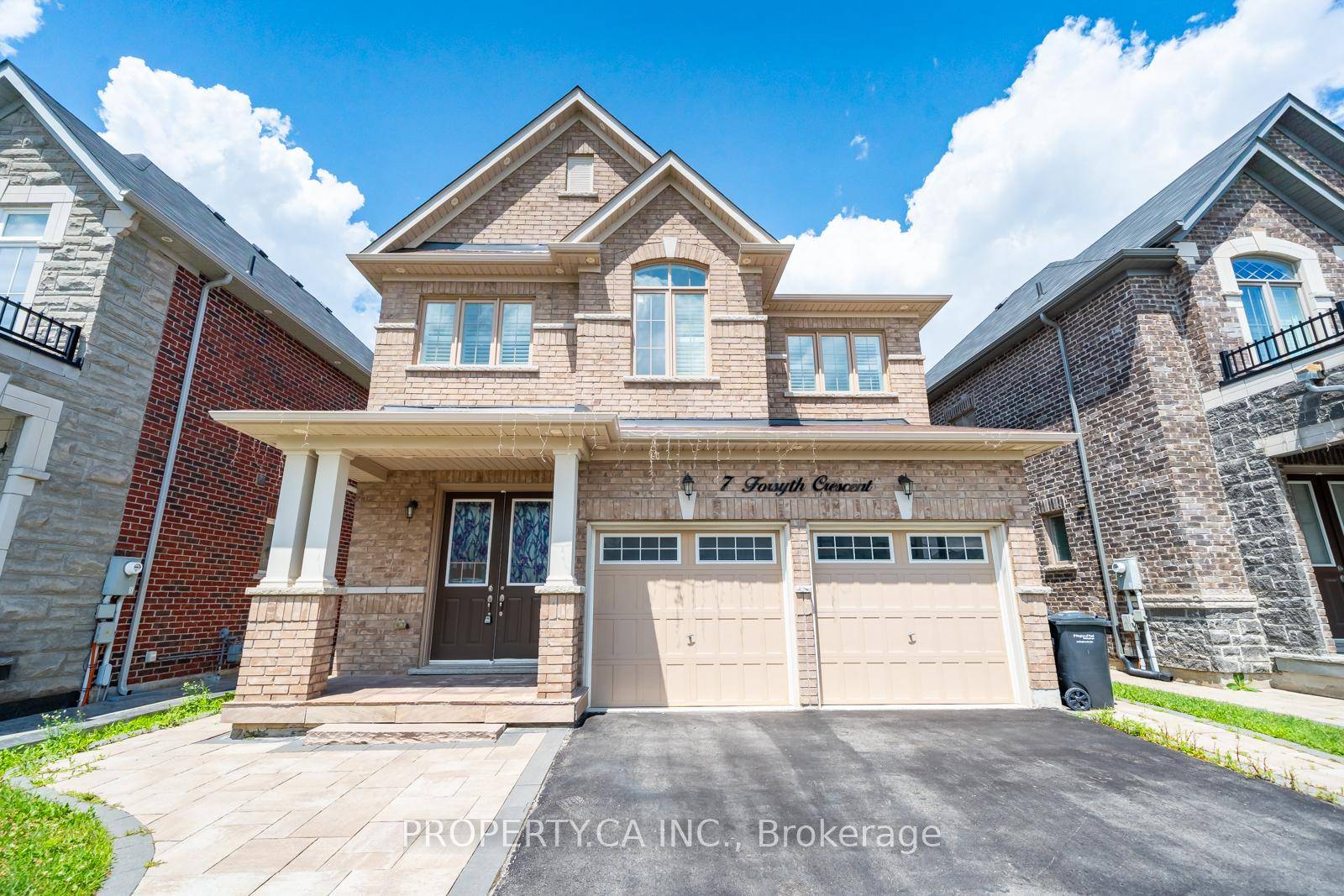 This beautiful detached home is in prime Credit Valley.