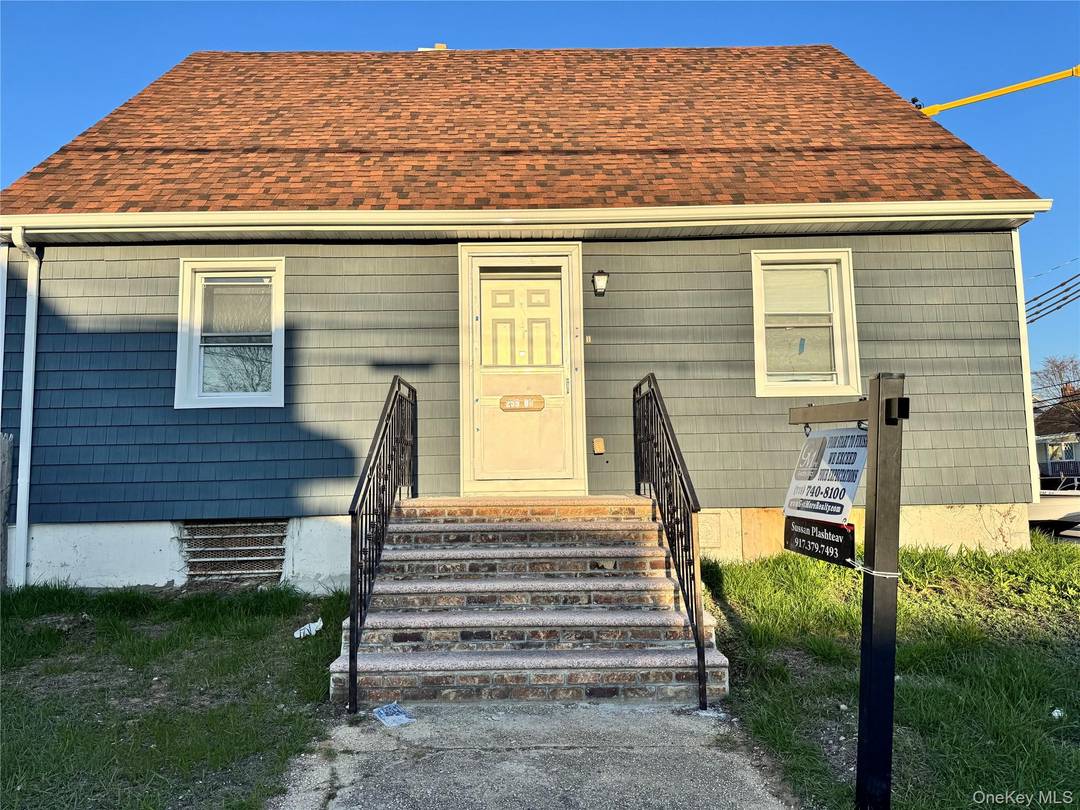 Charming Large Single Family Home in the Heart of Rosedale, NY !